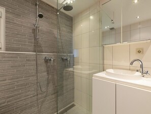 House | Bathroom - Holiday Home in Breskens Near the Beach (Breskens)