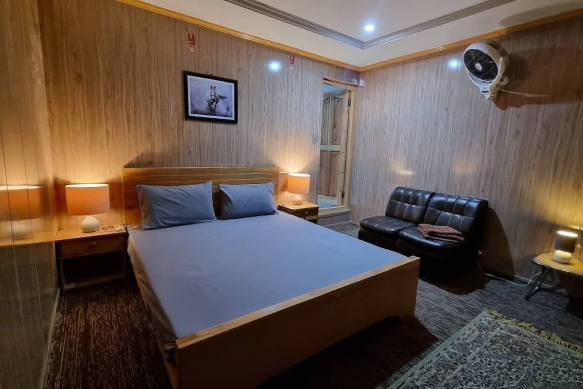 Habitación doble, vista a la montaña | Insonorización, tabla de planchar con plancha y wifi gratis