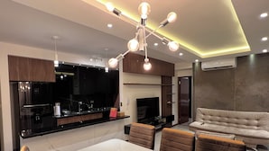 Una sala moderna con comedor, un sofá y una televisión.