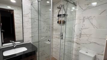 Secadora de cabello, toallas, jabón, papel de baño