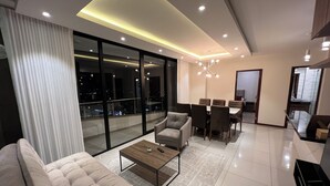Una sala de estar moderna con sofá, mesa de centro y comedor.