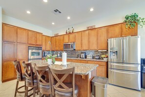 Réfrigérateur, micro-ondes, plaque de cuisson, lave-vaisselle