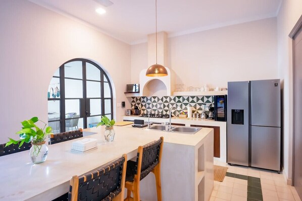 Fridge, microwave, oven, stovetop - Casa 54 Montejo - Downtown & Culture by LAHOS (Mérida)