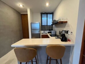 Refrigerador, microondas, parrilla de estufa y cafetera y tetera 