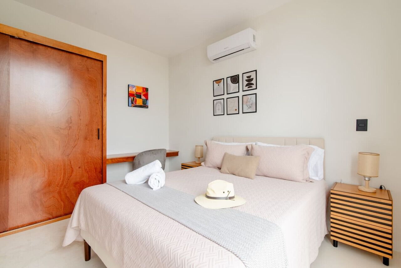 2 bedrooms, desk, iron/ironing board, WiFi