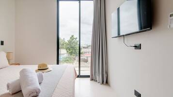 2 bedrooms, desk, iron/ironing board, WiFi