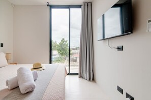 2 bedrooms, desk, iron/ironing board, WiFi