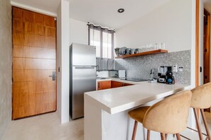 Kühlschrank, Mikrowelle, Herdplatte, Wasserkocher mit Kaffee-/Teezubehör