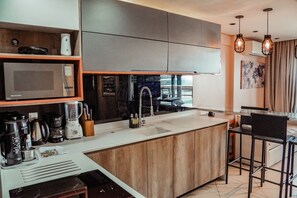 Kühlschrank, Mikrowelle, Ofen, Kochgeschirr/Geschirr/Besteck
