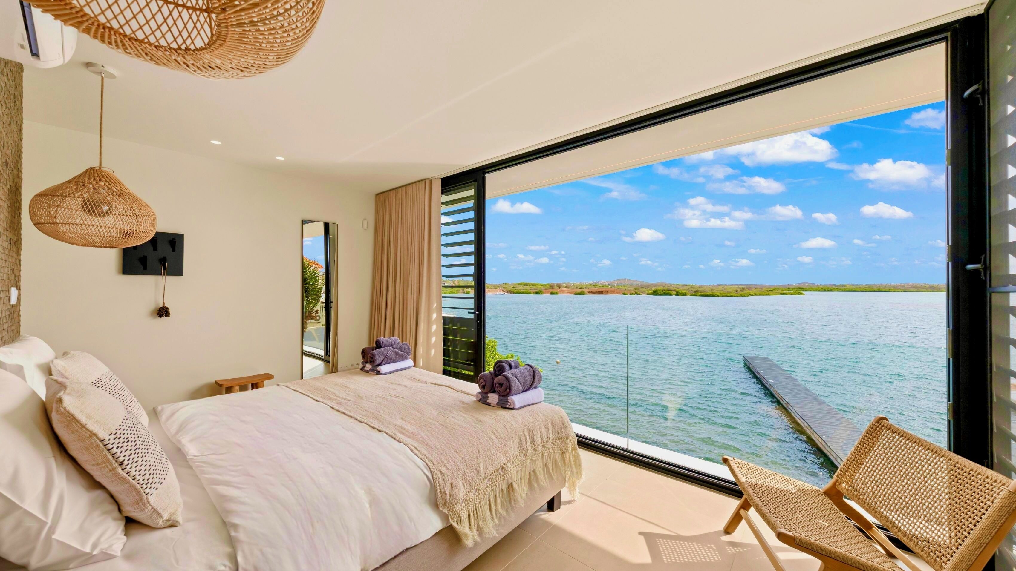 Luxe appartement | Luxe beddengoed, een laptopwerkplek, een strijkplank/strijkijzer