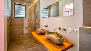 Bathroom - The Villas by LXRYHOME (Jan Thiel)