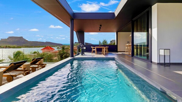 Luxury Apartment | Premium bedding, laptop workspace, iron/ironing board, free WiFi