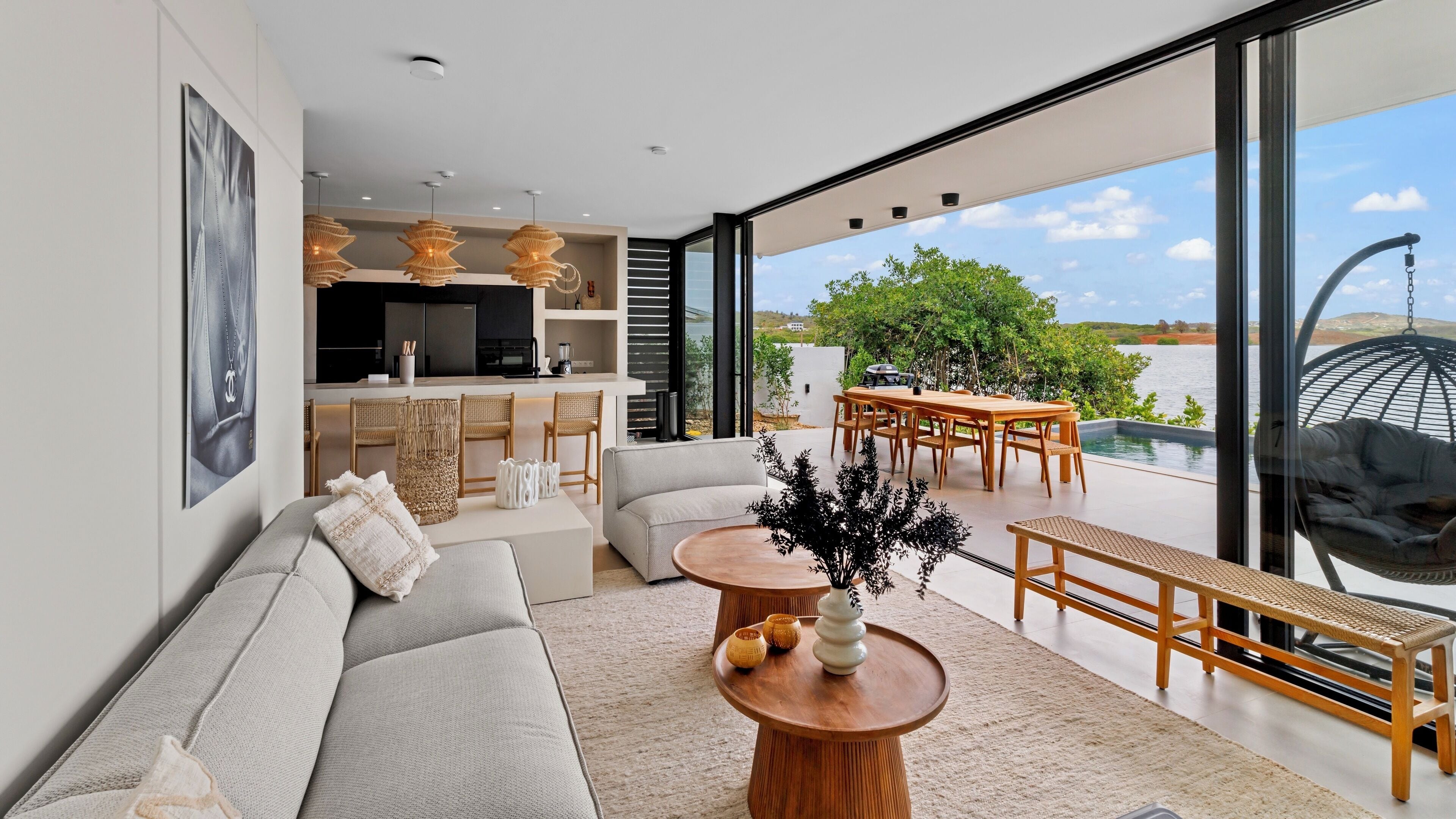 Ropa de cama de alta calidad y espacio para trabajar con laptop 