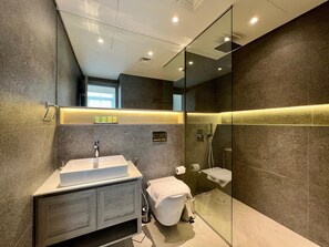 Deluxe Apartment, Balcony | Bathroom