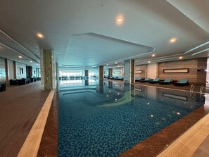 Innenpool, geöffnet von 07:00 Uhr bis 18:00 Uhr, Liegestühle