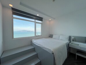 Familie appartement, 4 slaapkamers, balkon, uitzicht op strand | Uitzicht op strand/zee