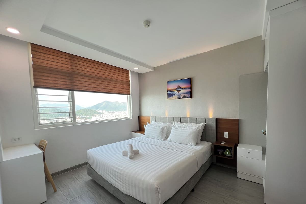 2 bedrooms, pillow-top beds, desk, laptop workspace