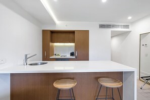 冷蔵庫、電子レンジ、オーブン、コンロ