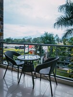 标准双人房, 花园景观 |   客房内保险箱、办公桌、笔记本电脑工作区、遮光窗帘