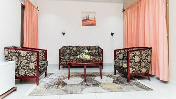 Executive suite, uitzicht op zwembad | Een kluis op de kamer, een bureau, een laptopwerkplek