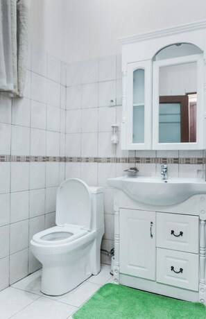 Dobbeltrom – standard, hageutsikt | Bad | Badekåper, tøfler, håndklær og såpe