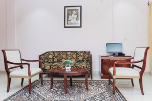 Junior Suite, Garden View | 1 bedroom, in-room safe, desk, laptop workspace