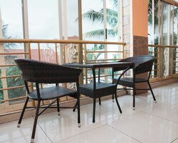 行政套房, 泳池景观 | 客房内保险箱、办公桌、笔记本电脑工作区、遮光窗帘