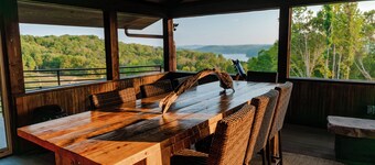 Spacious lakeview lodge on Lake Cumberland with WiFi, AC