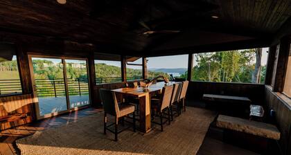Spacious lakeview lodge on Lake Cumberland with WiFi, AC