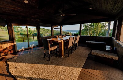 Spacious lakeview lodge on Lake Cumberland with WiFi, AC