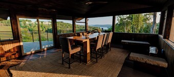 Spacious lakeview lodge on Lake Cumberland with WiFi, AC