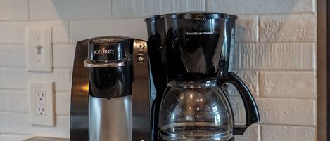 Eine Kaffeemaschine von Keurig und ein Kaffeekocher von Hamilton Beach stehen auf einer Küchenarbeitsfläche.