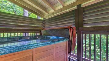 Hytte - flere senge - boblebad - bjergudsigt (Smokies Bungalow) | Udendørs spabad