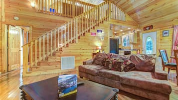 小屋, 多张床, 热水浴缸, 山景 (Smokies Bungalow) | 起居区 | 42-英寸纯平电视 (配备数码频道)、壁炉