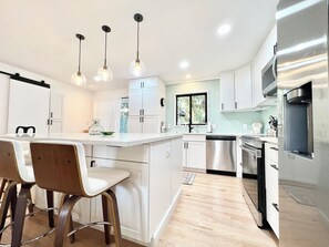 Réfrigérateur, micro-ondes, four, plaque de cuisson