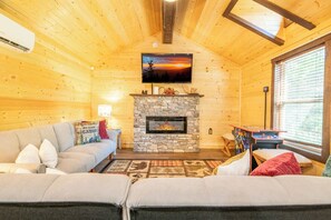 TV, fireplace - Beautiful 1BD Cabin w/ Fireplace! FirePit + Arcade (Sevierville)