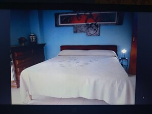 1 bedroom, bed sheets