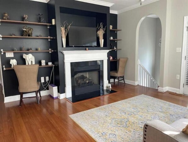 Smart TV, fireplace - 3 Bdrm Hideaway with Garage (Charlotte)