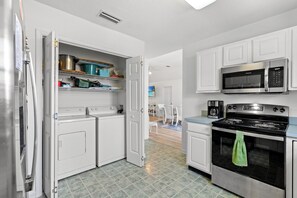 Frigorífico, microondas, horno y placa de cocina