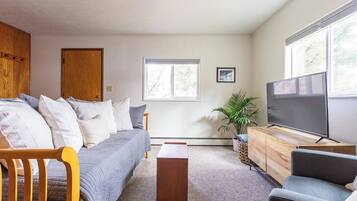 Een smart-tv en boeken