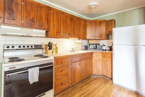 Fridge, microwave, oven, stovetop - Hip Strip Haven | 4 Blocks to DT, River & Trails (Missoula)