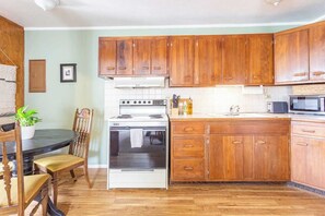 Fridge, microwave, oven, stovetop - Hip Strip Haven | 4 Blocks to DT, River & Trails (Missoula)