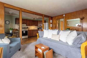 Een smart-tv en boeken