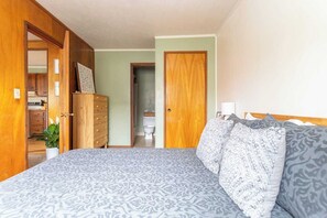 1 slaapkamer, een bureau, een strijkplank/strijkijzer, reisbedje