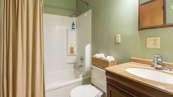 Een haardroger, handdoeken