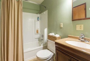 Een haardroger, handdoeken