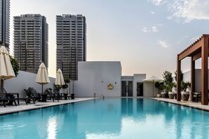 Una piscina al aire libre