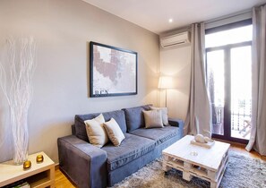 Apartment | Living area - Apartment in Barcelona Near Seabeach (Barcelona)