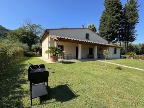 Villa | Outdoor dining - House in Tuscany Near Pisa & Lucca (Lucca)
