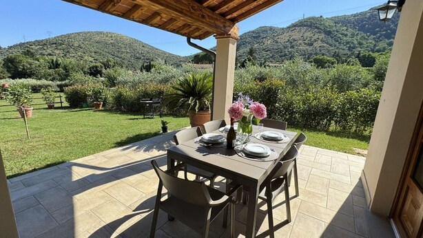 Villa | Dining - House in Tuscany Near Pisa & Lucca (Lucca)